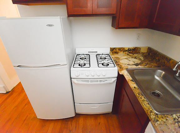 4th image of 953 W Cornelia Ave APT 1D