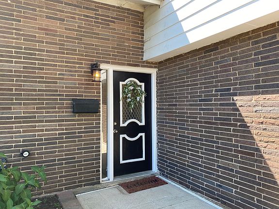4th image of 15100 Oxford Dr