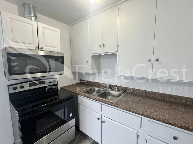 223 SE Roseville Ln — Photo 8