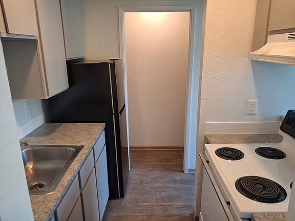 5th image of 922 S 3rd St APT 8