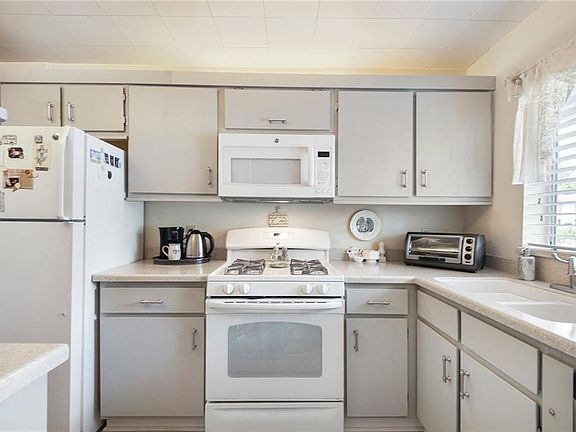 4th image of 400 El Camino Dr APT 102