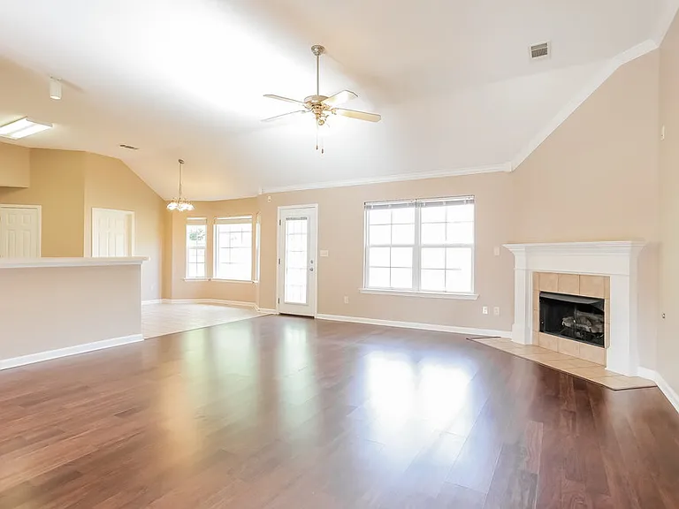 4064 Sidlehill Dr — Photo 3