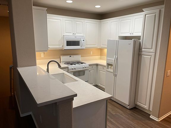 3rd image of 24100 Meadowbrook Ln