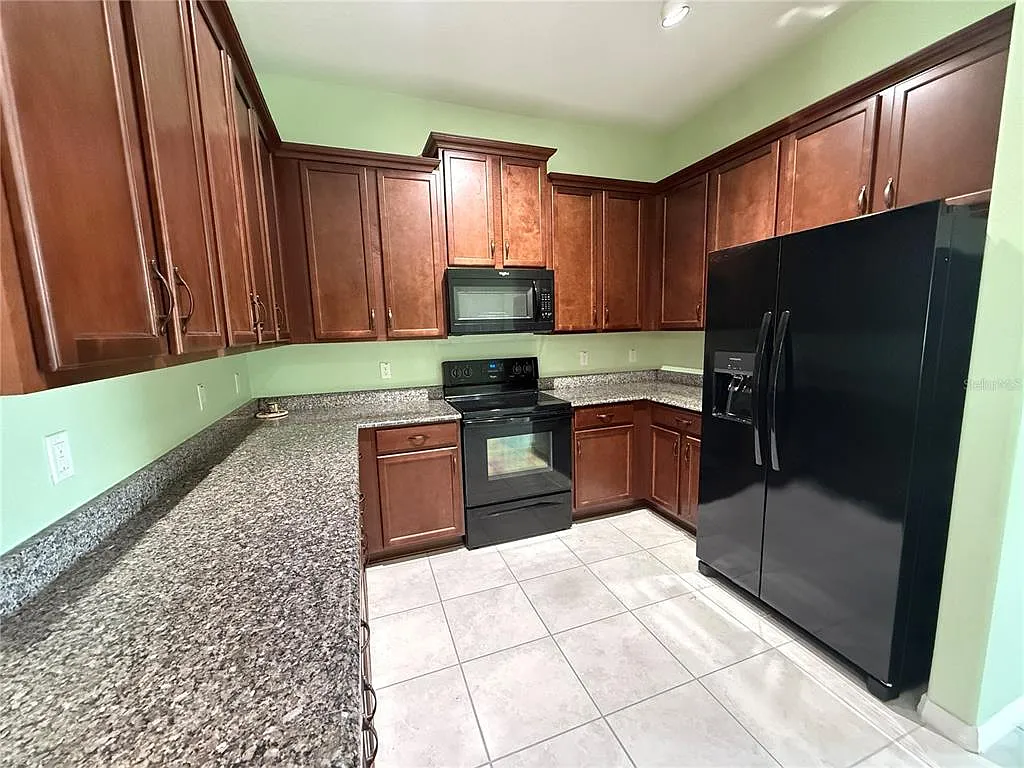 3 bed, 2.0 bath, 1857 sqft, $2,000 — Photo 3