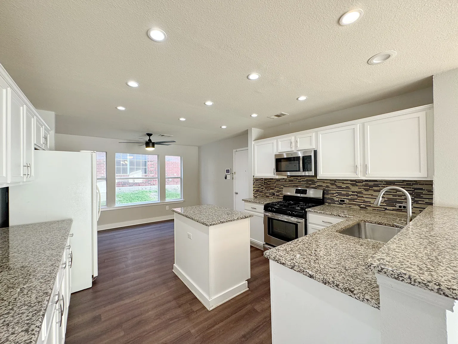 4 bed, 2.5 bath, 2946 sqft, $2,600 — Photo 4