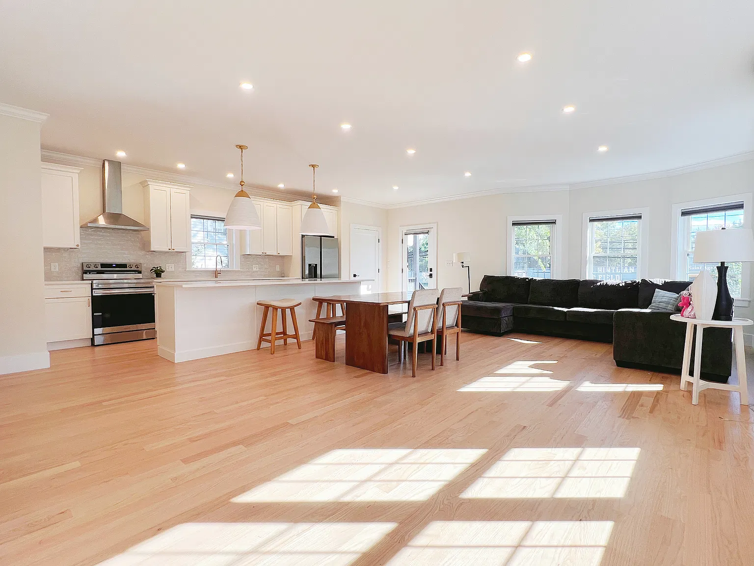 3 bed, 2.5 bath, 2333 sqft, $4,800 — Photo 2