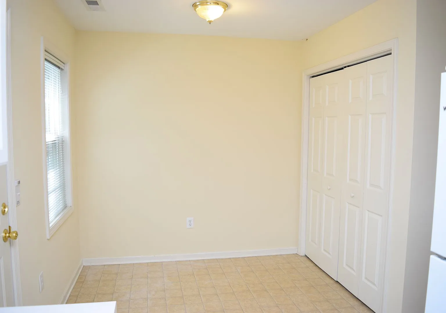 2 Bedroom 1.5 Townhouse w/ Included Utilities — Photo 2