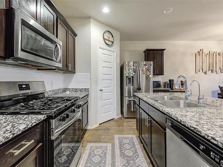 1615 Goose Island Ln — Photo 23