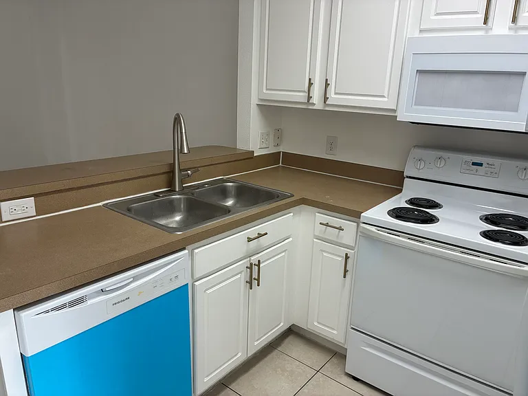 Charlesworth Dr — Photo 10