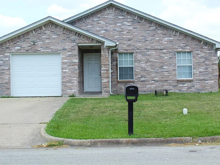 1710 Manor Garden Curv — Photo 1