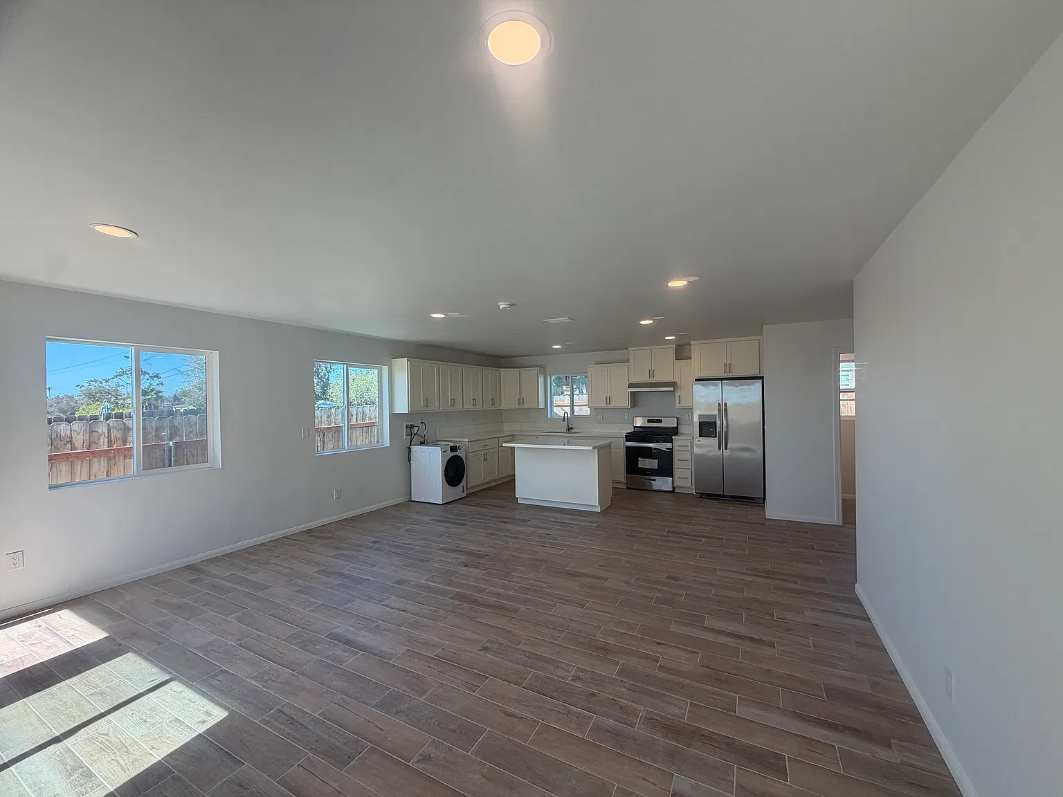 3 bed, 1200 sqft, $3,550 — Photo 3