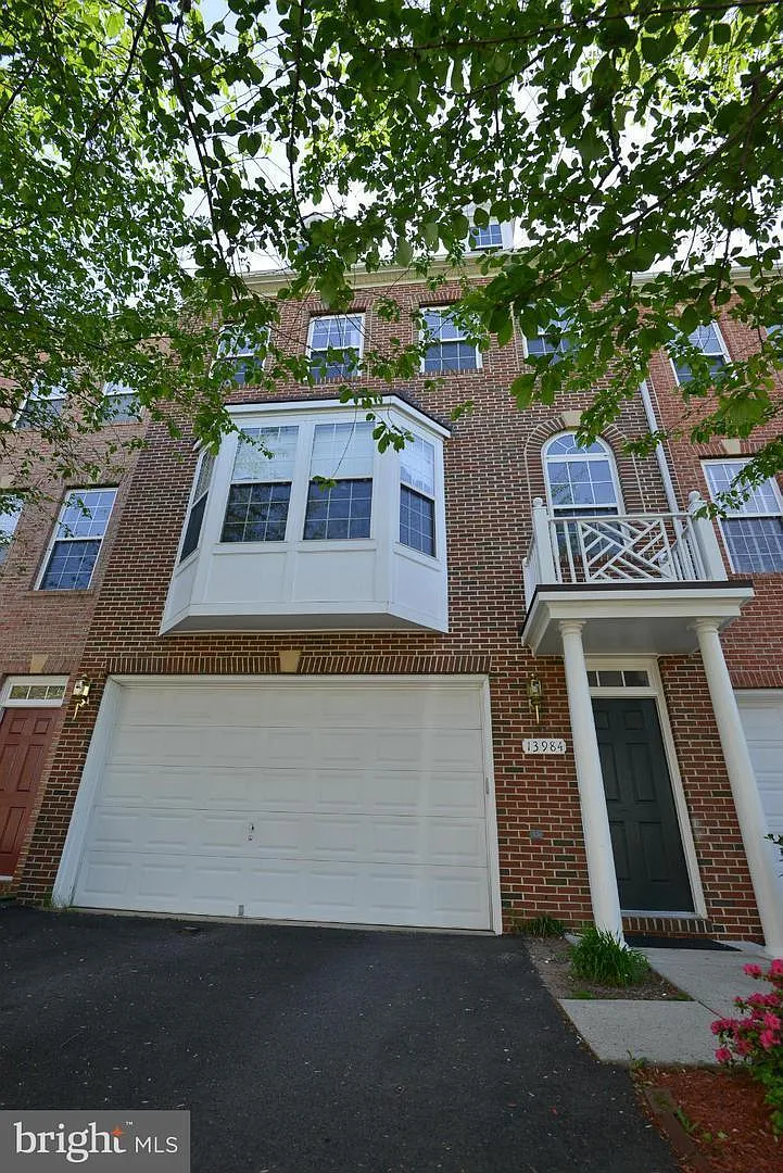 3 bed, 2.5 bath, 2420 sqft, $3,200 — Photo 1