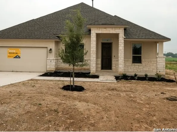 117 Scarlet Oak Circle, Floresville, TX 78114