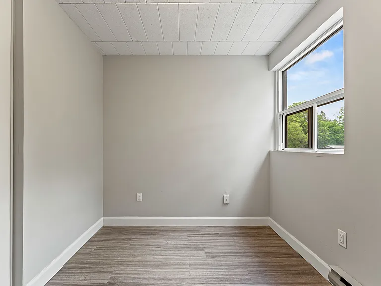 28 Helen Ave — Photo 18