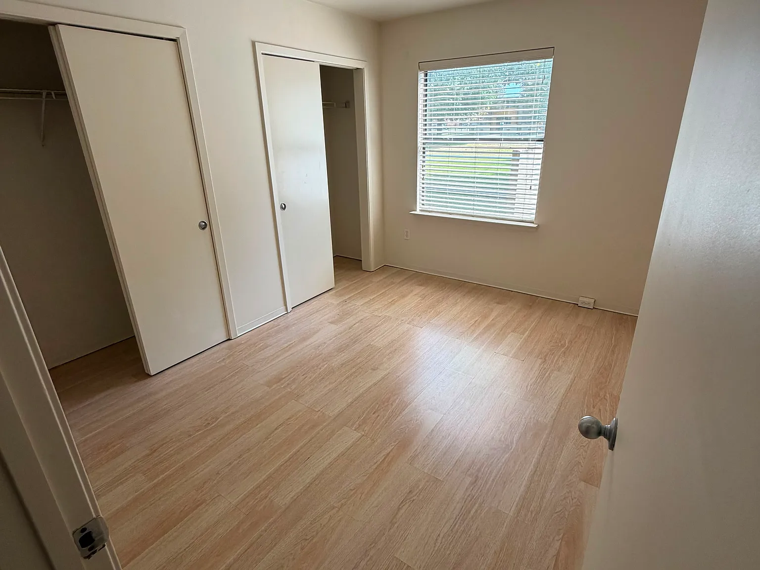 3 bed, 1.5 bath, $900 — Photo 2
