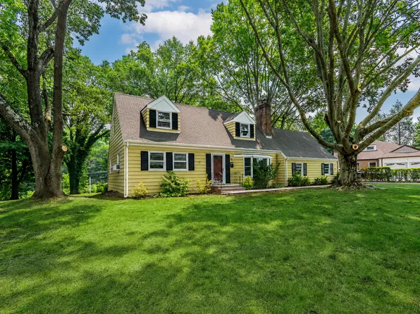 65 Beechwood Dr, Glen Head, NY 11545