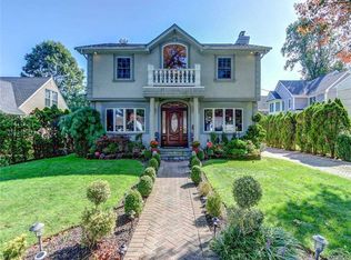 135 Tanners Pond Rd, Garden City, NY 11530