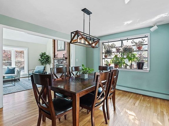 4th image of 423 Massapoag Ave