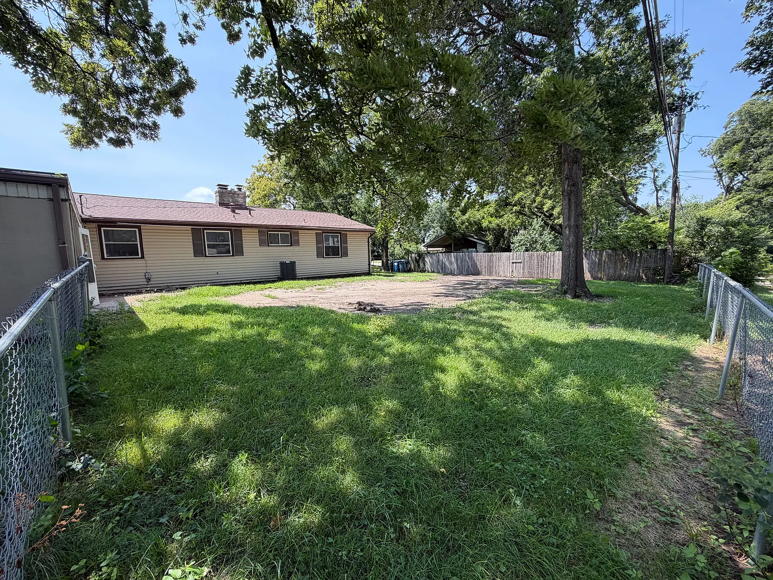 4 bed, 1.5 bath, 2328 sqft, $2,100 — Photo 4