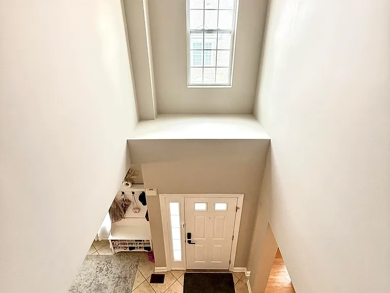 910 Abby Rd — Photo 5