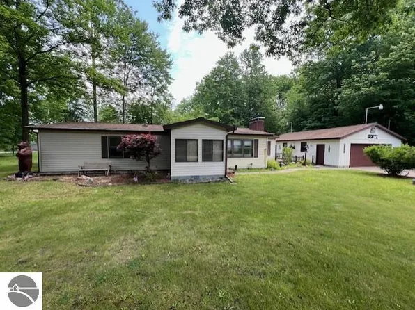 4251 Pebble Beach Dr, Gladwin, MI 48624