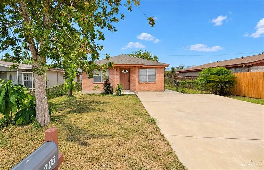2 bed, 1.0 bath, 884 sqft, $1,200 — Photo 1