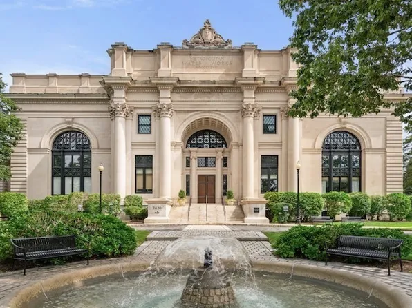 2420 Beacon St Unit 402, Chestnut Hill, MA 02467