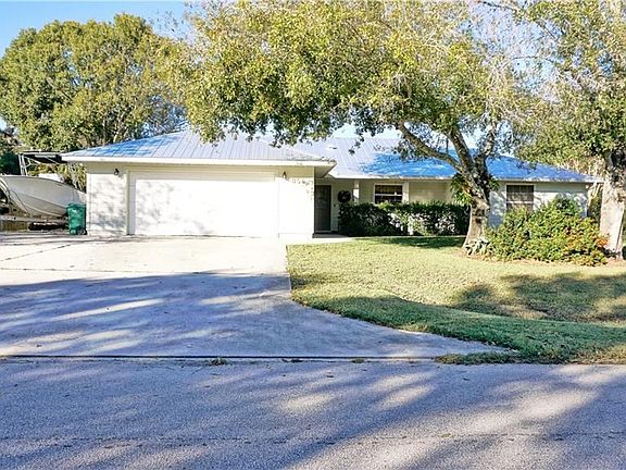 Large pretty Oaks keep this house cool in summer.