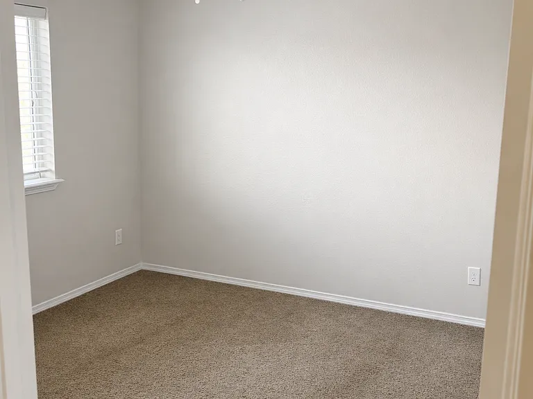 645 SW Miner St — Photo 10