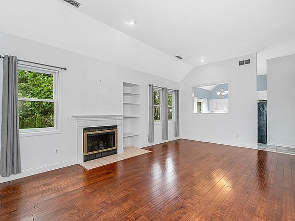5th image of 6 Lilacwood Cir