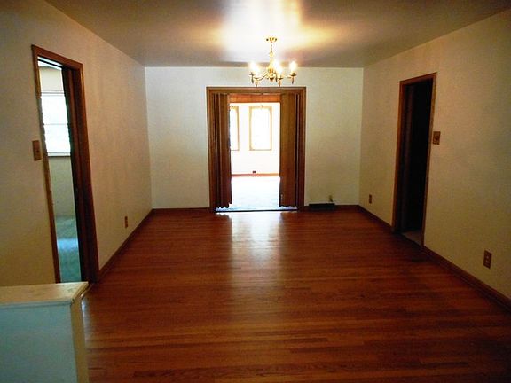 3rd image of 2552 Oakwood Dr