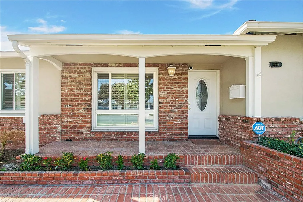 3 bed, 1427 sqft, $4,300 — Photo 2
