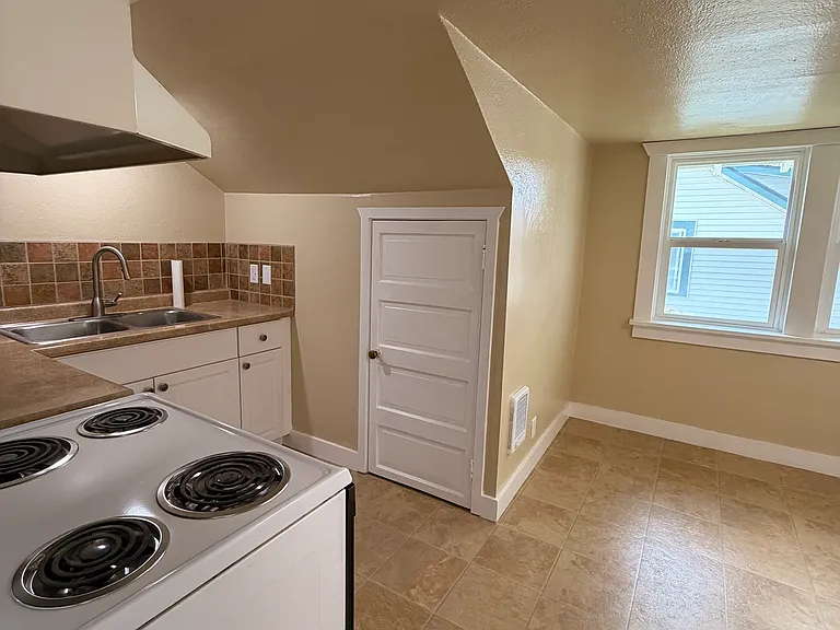 1218 E Queen Ave #2 — Photo 8