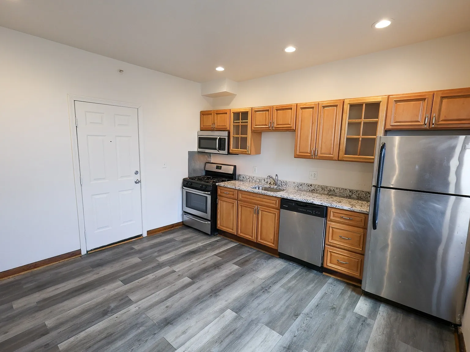 2 bed, 1.0 bath, 900 sqft, $2,800 — Photo 2