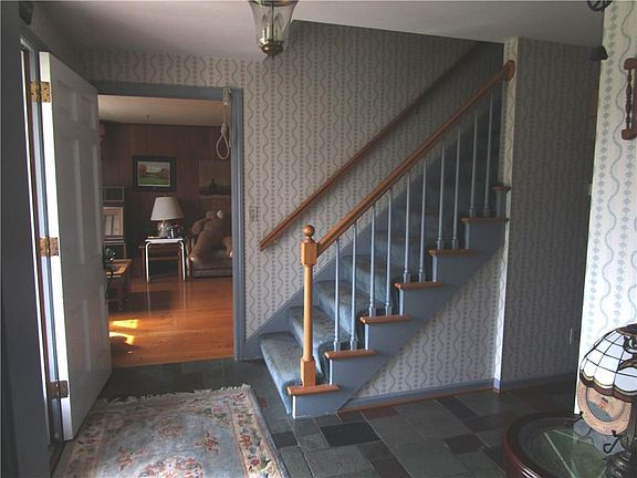 2nd image of 34 Old Farm Cir