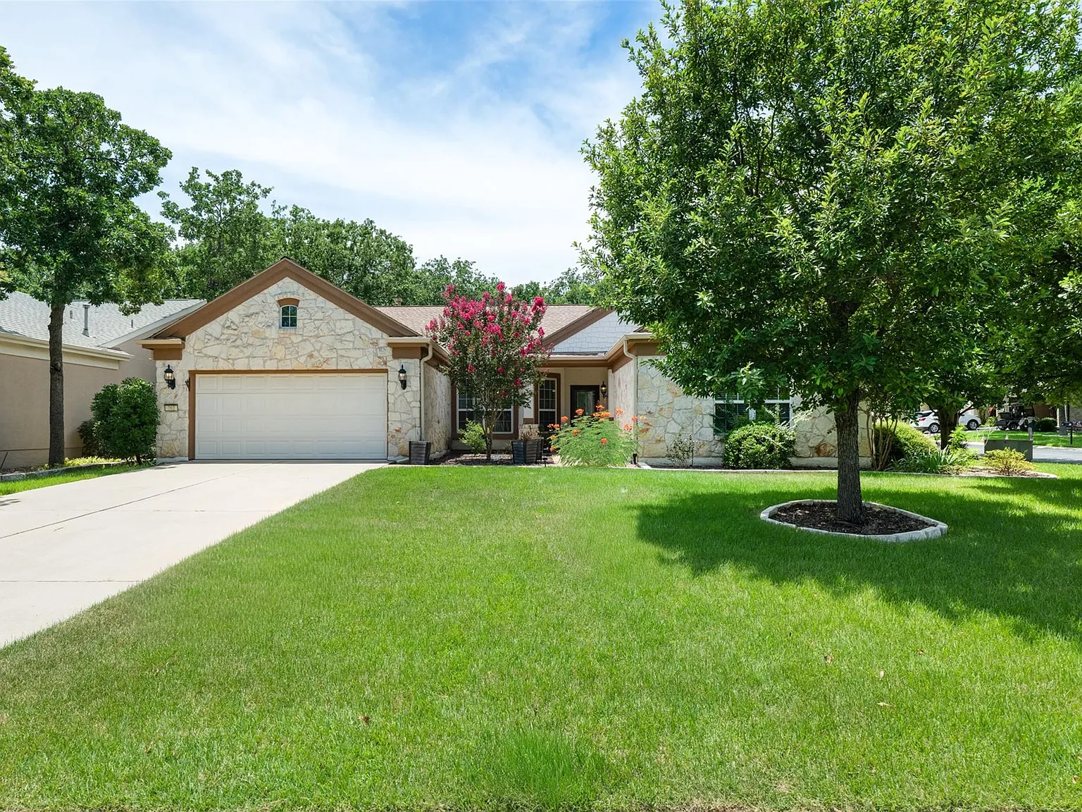 4 bed, 2.0 bath, 2750 sqft, $3,500 — Photo 2