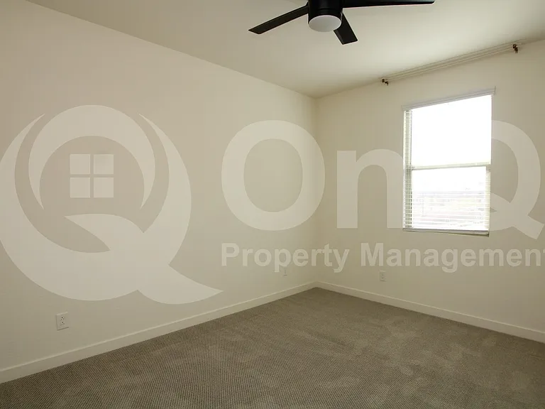 943 E Danbury Dr — Photo 10