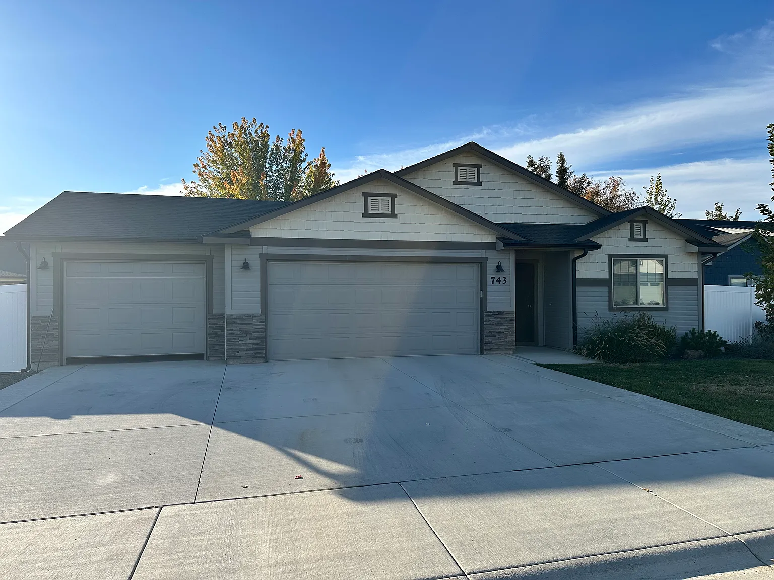 743 Zinnia St — Photo 1