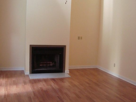 Living room/fireplace/vaulted ceiling/fan