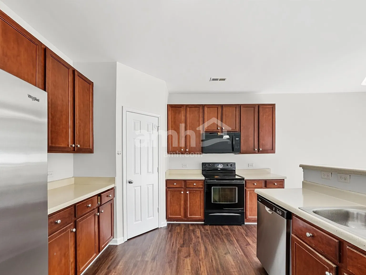 3 bed, 2.5 bath, 2392 sqft, $2,405 — Photo 3