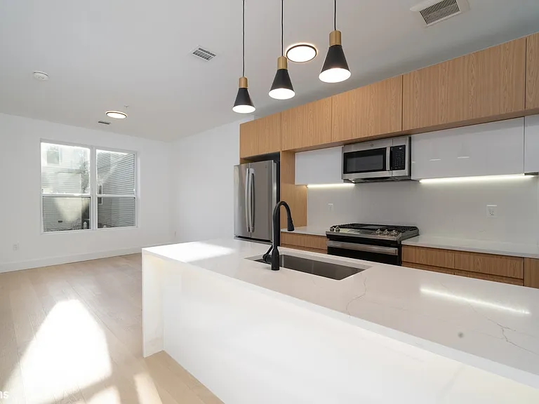 649 38th St #305 — Photo 3