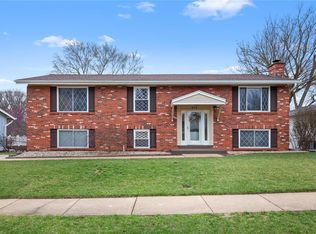 916 Queensbridge Rd, Ballwin, MO 63021