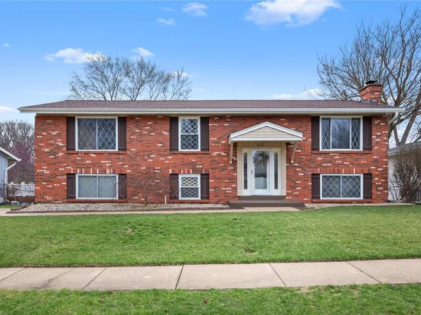 916 Queensbridge Rd, Ballwin, MO 63021