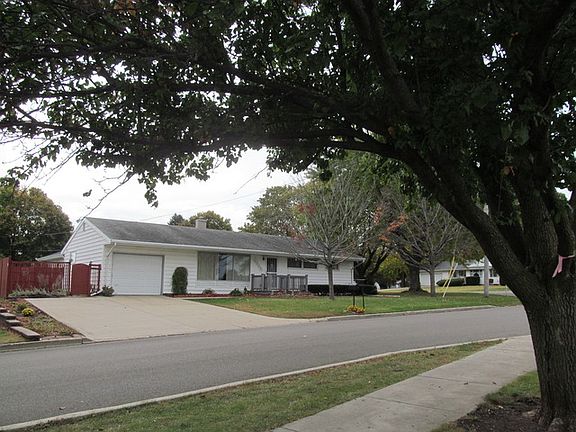 3rd image of 1322 Lake Dr