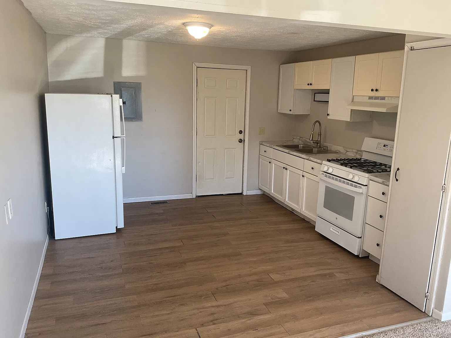 3 bed, 900 sqft, $1,400 — Photo 3
