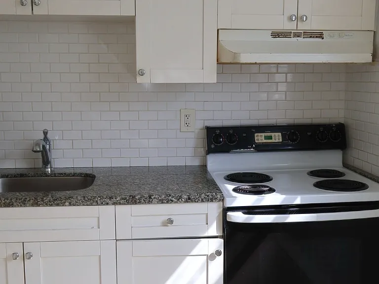528 SW 6th St #6 — Photo 8