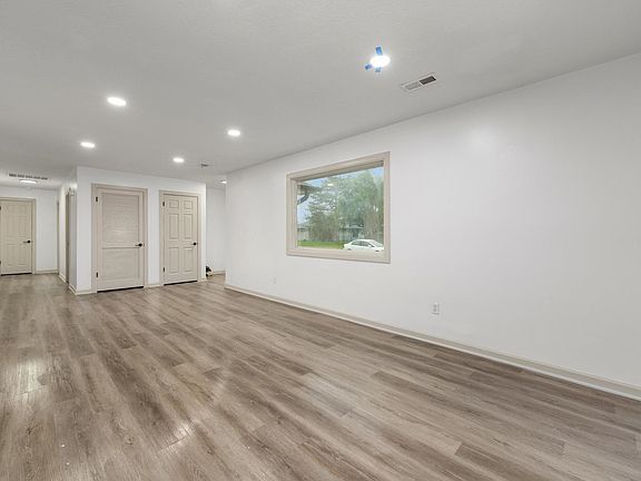 4th image of 218 W Aaron Dr