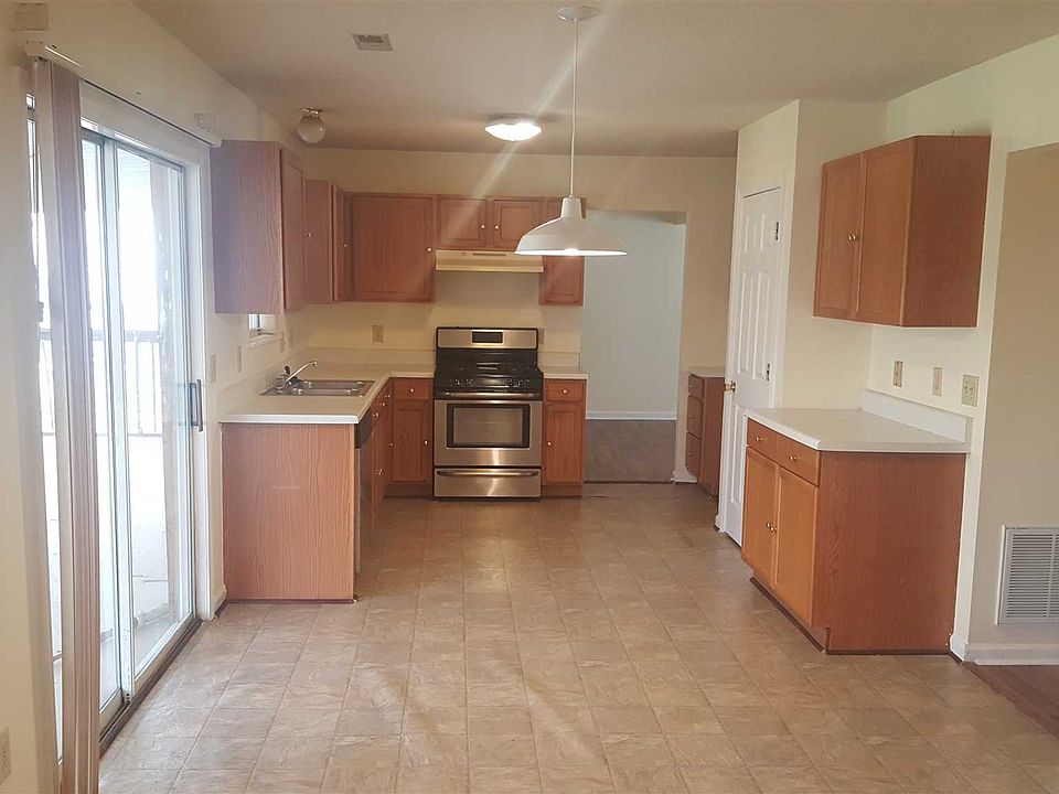 2nd image of 1108 May Oak Cir