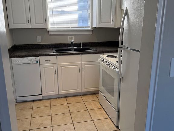 2nd image of 512 Chesterfield Ave APT C4