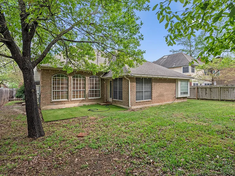 7902 Isaac Pryor Dr — Photo 31